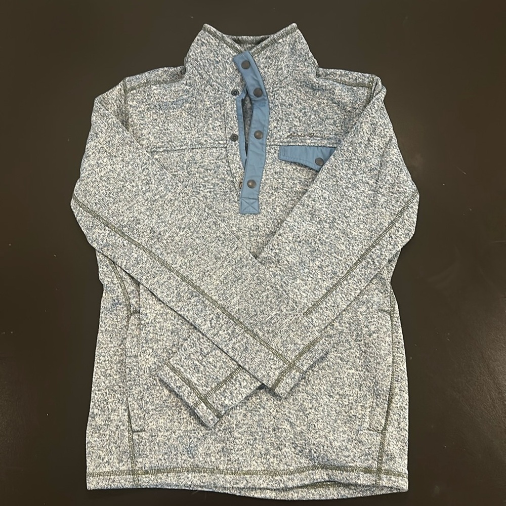 Men’s sweater with button collar
